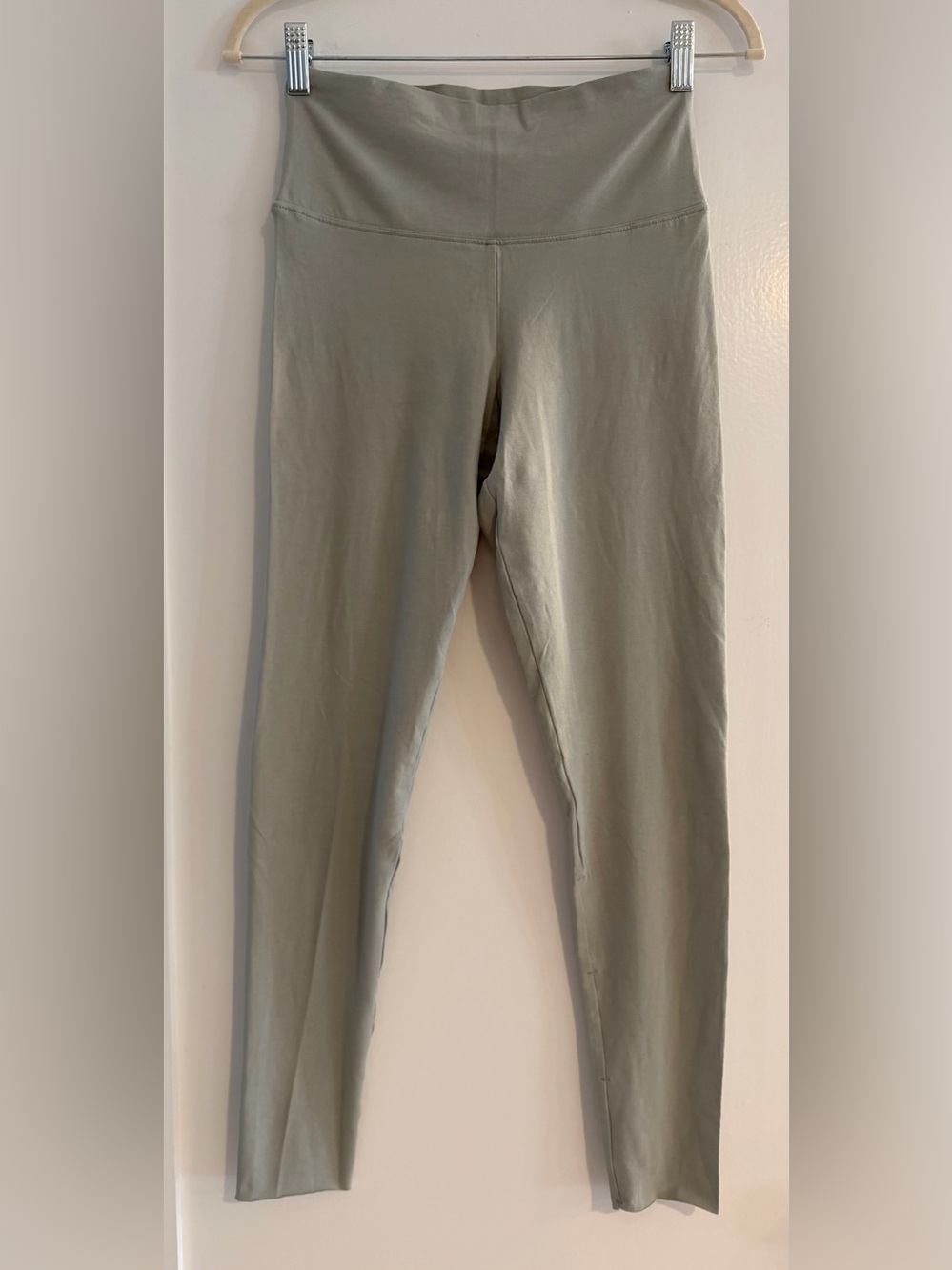 TNA by Aritzia Chill Leggings in Silver Sage Green | Size Medium